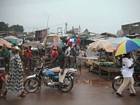 Les commerces au bord de la route  la sortie de Douala.