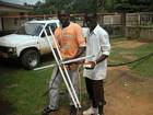 Les deux lycens stagiaires se chargent de fabriquer (avec de vieux tubes fluorescents et une bouteille en plastique) et installer une antenne TV d'un modle trs courant au Cameroun...