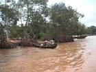 Les deux jeunes ont du mal a manoeuvrer leur pirogue...