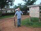 Arrive  Mouanko, je pose devant le panneau et le batiment de CWCS (Cameroon Wildlife Conservation Society) o je vais travailler pendant mes 2 semaines de mission.