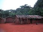 Les maisons traditionnelles finissent souvent par pencher, faute de croisillons dans la structure.