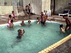 Une aprs-midi  la piscine.