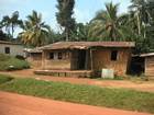 Cette maison-l aussi commence a pencher...