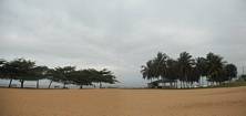 La plage du Lyce  Kribi, la station balnaire la plus prise du Cameroun.