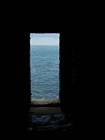 A la maison des esclaves, la porte qui donne sur la mer et qui a vu passer des dizaines de milliers d'esclaves partant pour leur voyage sans retour (Jean-Paul II est venu ici pour demander pardon).