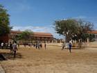 L'ile n'est pas trs grande il n'y a pas de place entre les baobabs pour le terrain de foot, alors le baobab est dans le terrain...